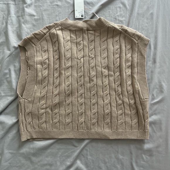 GU Beige Sweater Vest - Picture 2 of 2